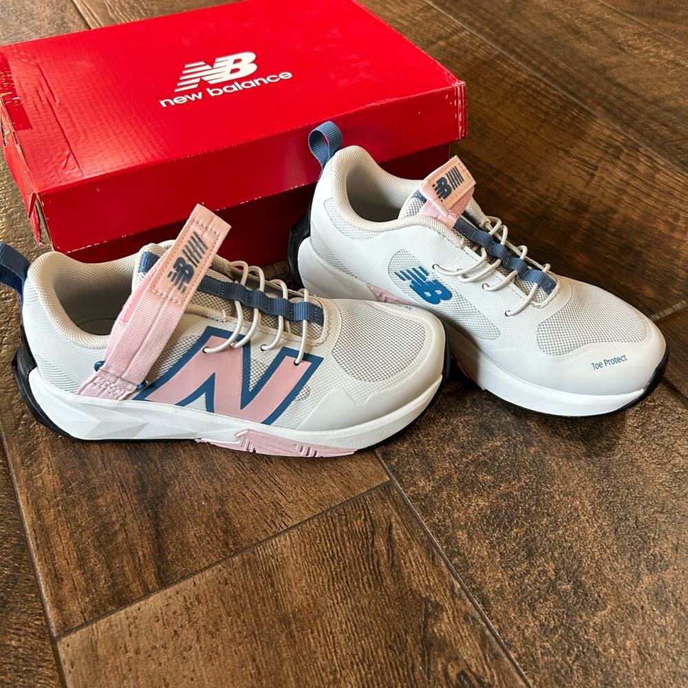 Girls New Balance tennis shoes